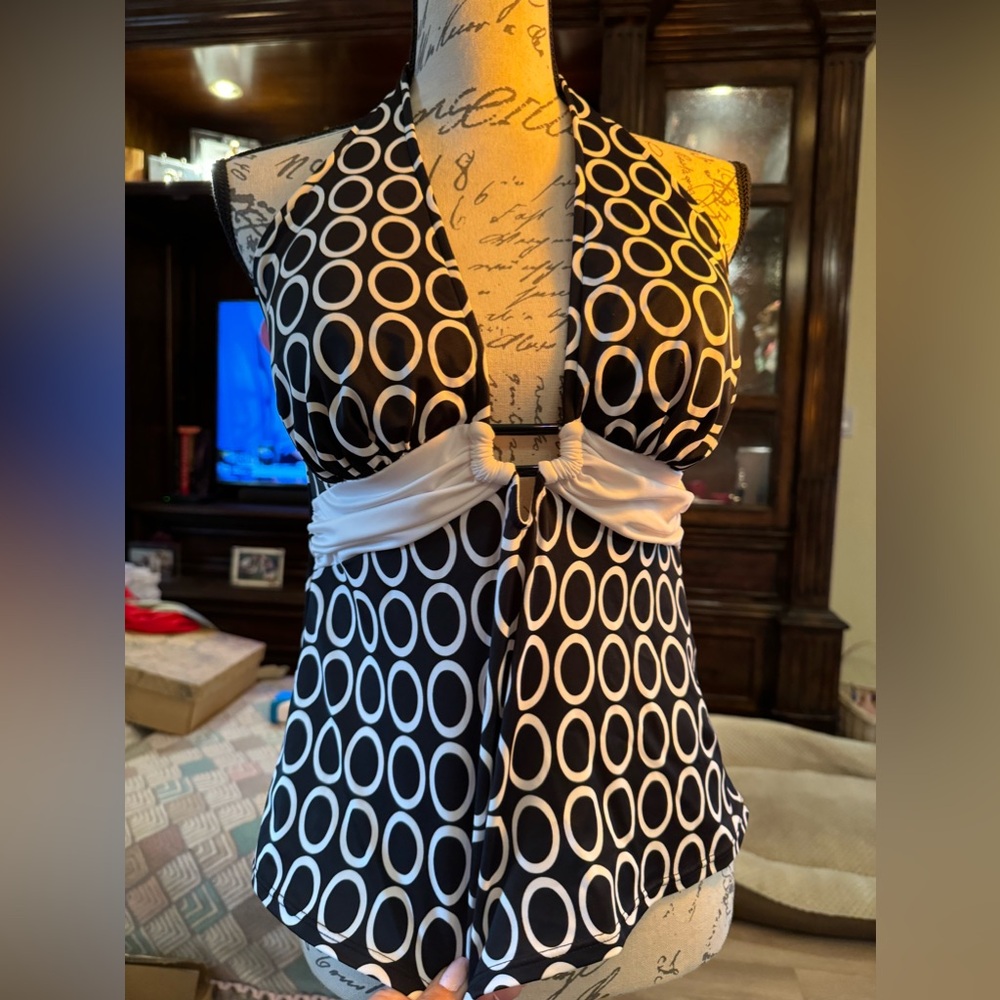 Caribbean Joe missy 14 can fit med to large! NWOT! Just top!